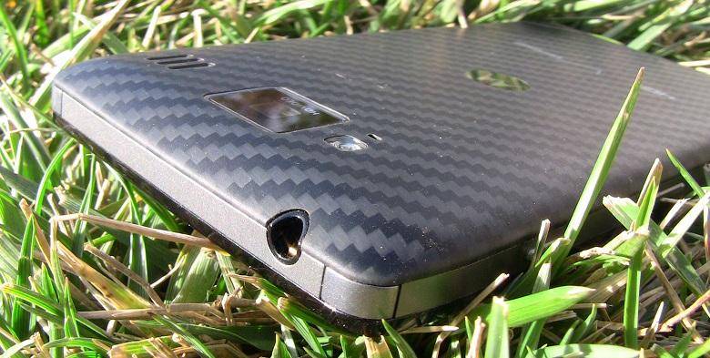 The headphone jack is the only thing you'll find on the top of the RAZR HD.