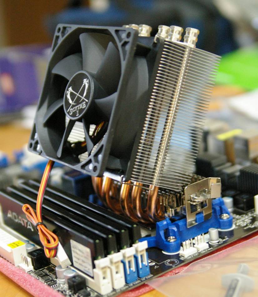 Heatsink with heat pipes by Hustvedt - Own work. Licensed under CC BY-SA 3.0 via Commons - https://commons.wikimedia.org/wiki/File:Heatsink_with_heat_pipes.jpg#/media/File:Heatsink_with_heat_pipes.jpg