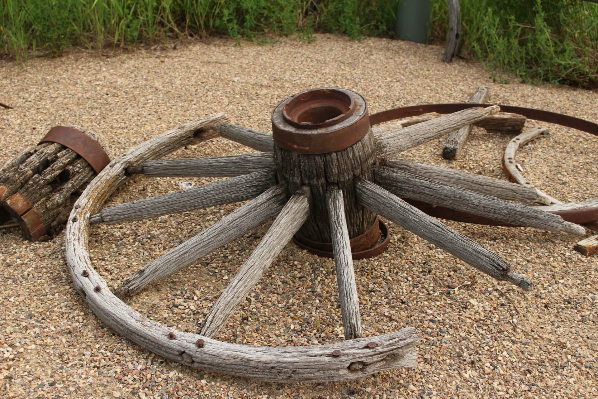 CC0 Public Domain, Broken Wagon Wheel by Kevin Casper, http://www.publicdomainpictures.net/view-image.php?image=91573&picture=broken-wagon-wheel